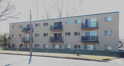 Building Photo - 7 Vimy Crescent