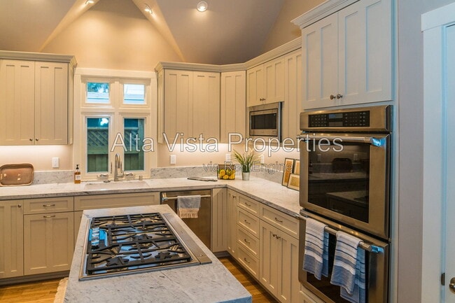 Building Photo - 5606 Dolphin Pl
