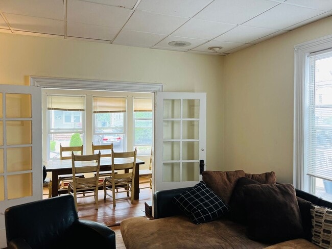 Building Photo - AWESOME ALLSTON FIVE BED!!!