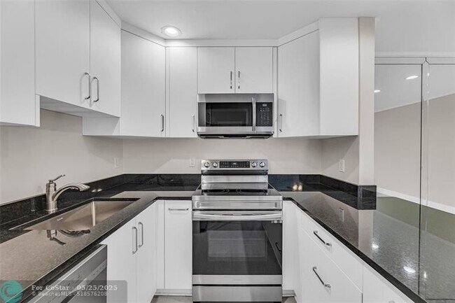 Building Photo - 6319 Bay Club Dr