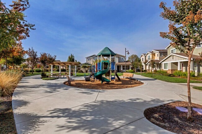 Foto del edificio - Coming Soon: 3 Bed 2.5 Bath Townhome in Mo...