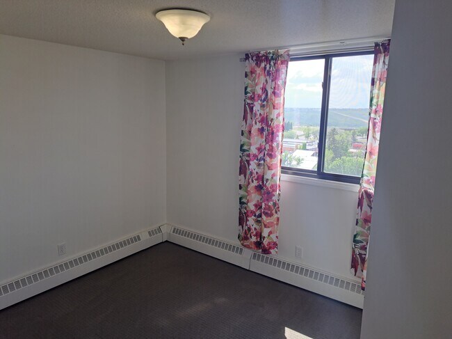 Bedroom - 515 7 Av S