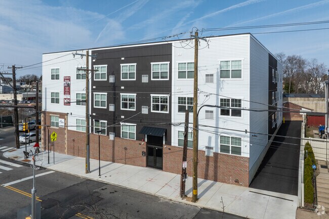Building Photo - Matthew Manor