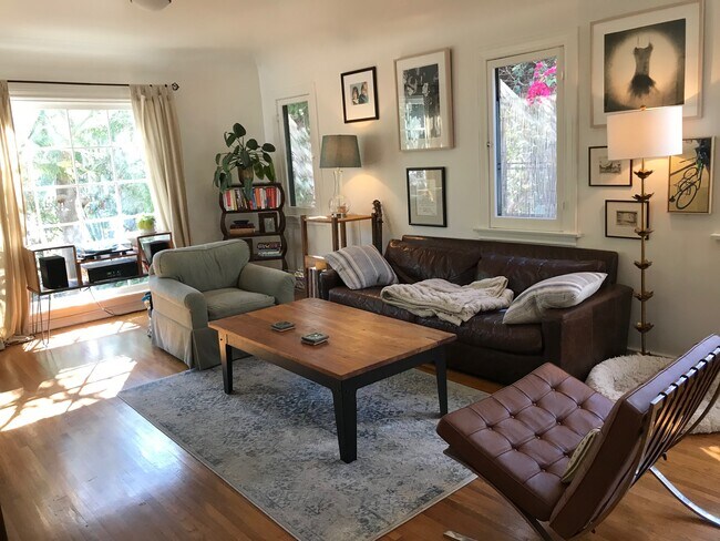 Ultra-Charming 2HAB, 1BA español Bungalow en Venecia 917-903-9202 - 875 Commonwealth Ave