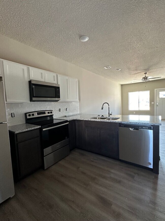 Foto del edificio - Brand New Duplex - Valley Center  1/2 off ...