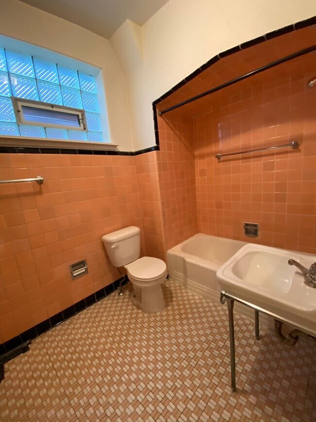 Foto del edificio - Great One Bedroom on Fifth Ave in Oakland! Amazing Campus Location! Call Today!