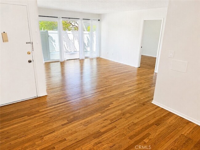Foto del edificio - 1745 Maple Ave