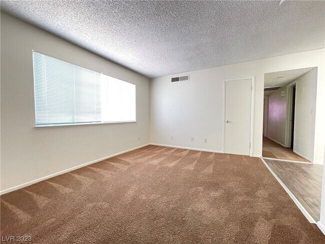 Building Photo - 574 Roxella Ln