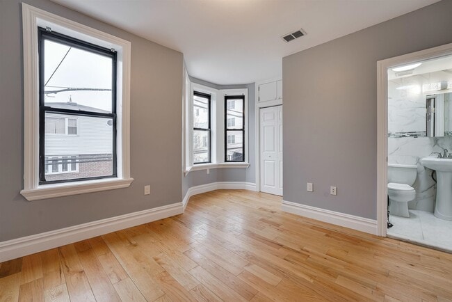 Building Photo - 532 38th St