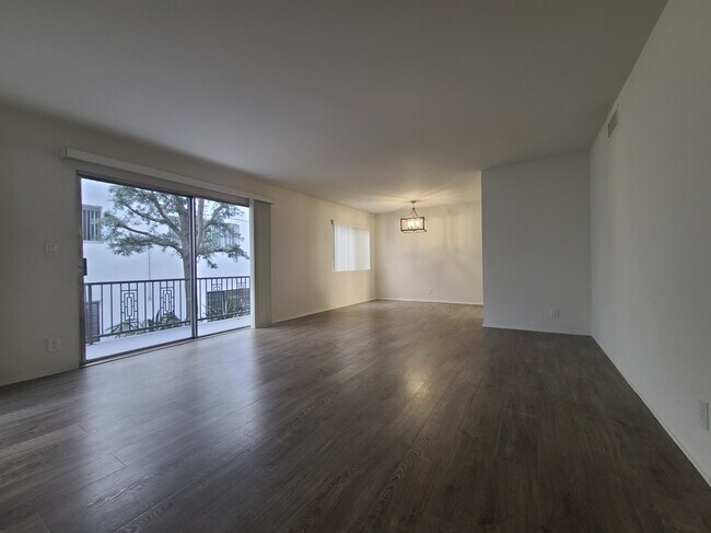 Building Photo - 105 N Croft Ave
