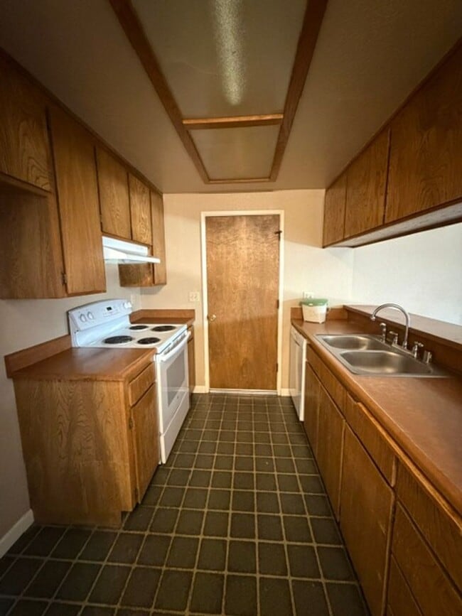 Building Photo - Charming 2 Bedroom, 1 Bath Home with Garage & Fireplace
