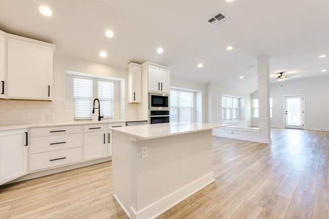 Building Photo - 122 Biscayne Bay Bend