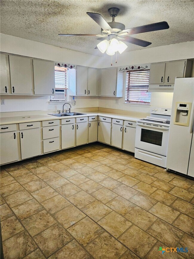 Building Photo - 104 Plains St