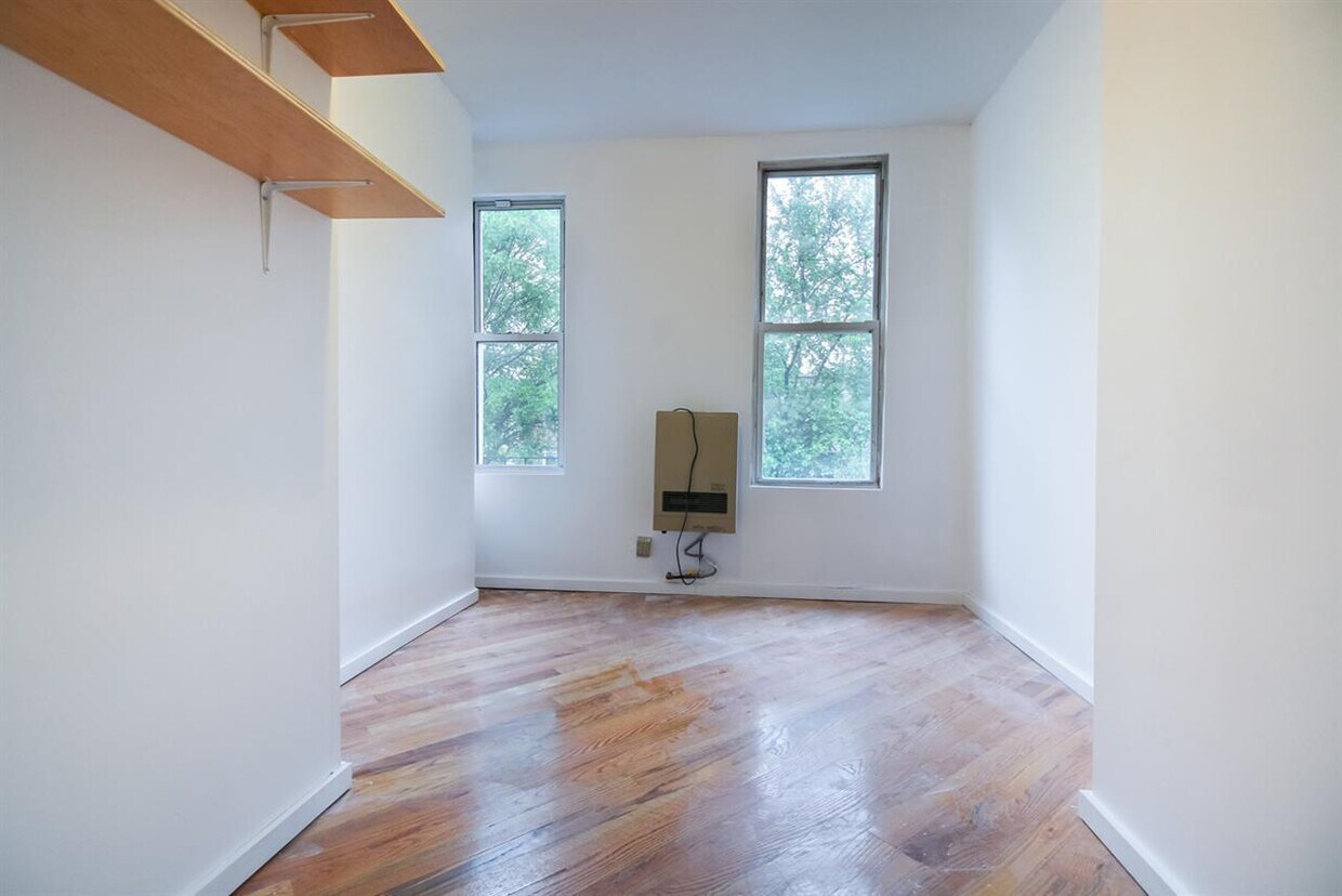 Building Photo - 180 Meserole St