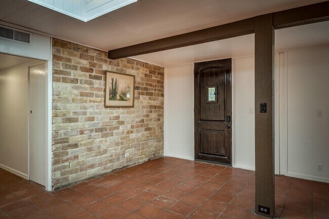 Building Photo - 211 Beechwood Ln