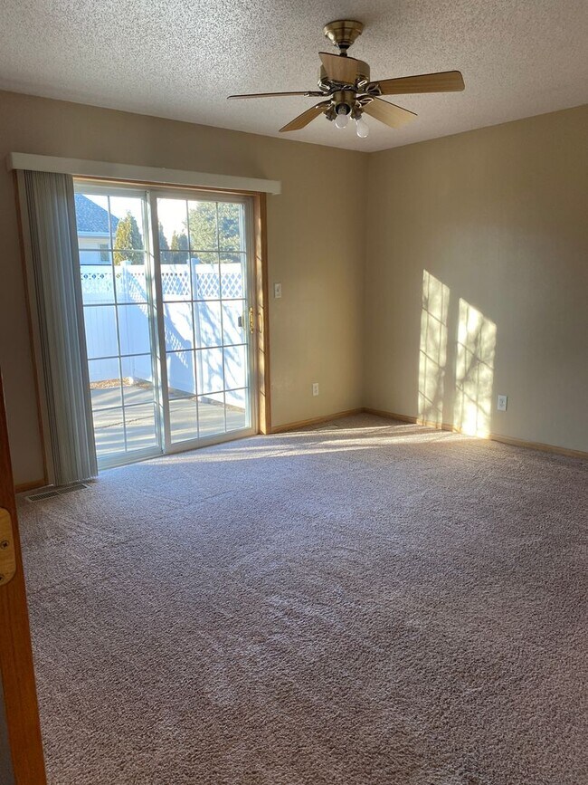 Building Photo - 2 bed 2 bath Twinhome