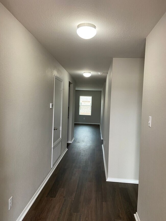 Foto del edificio - Three Bedroom | Two Bathroom Home in Conra...