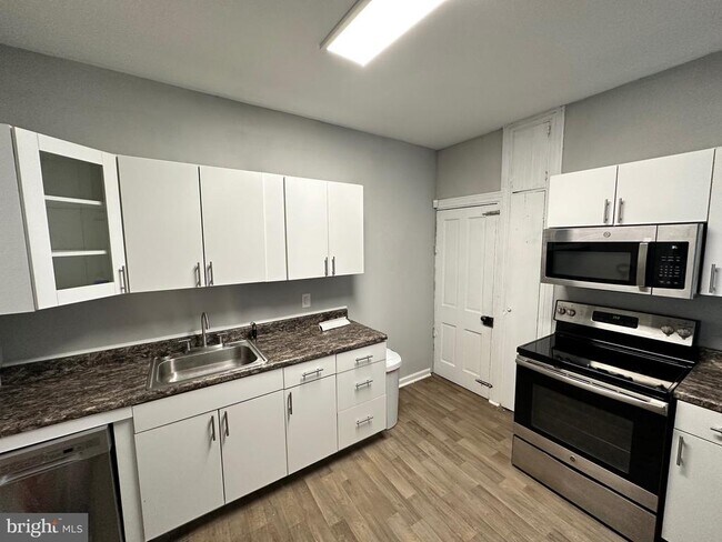 Building Photo - 242 Grant St