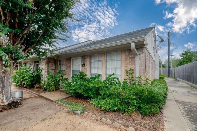 Foto del edificio - 1016 E Tri Oaks Ln