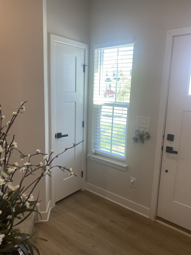 Front entry - 211 Pryor Dr