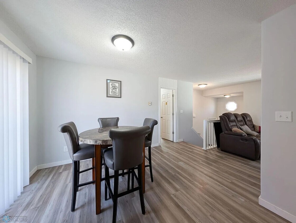 Building Photo - Spacious 4 Bed, 2 Bath Home in West Fargo