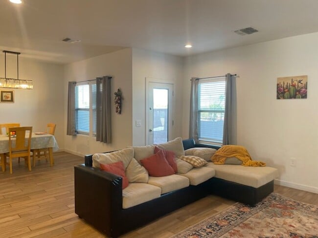 Building Photo - Beautiful Move-In Ready Two-Story Home in Silverbell Crossing!