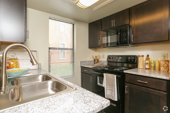 2BR, 2BA - 986 SF - Kitchen - Stoney Brooke Apartments