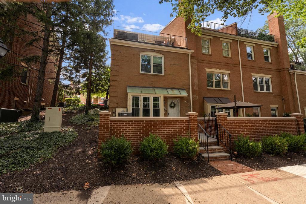 Primary Photo - 2504 Fairfax Dr