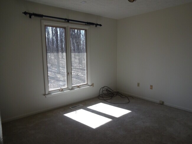 Foto del edificio - 3 Bedroom in wooded, Fairlawn neighborhood.