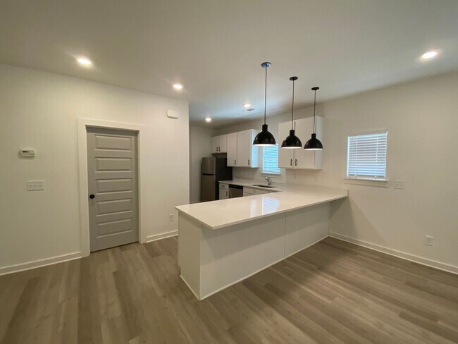 Foto del edificio - NEW CONSTRUCTION 5 BEDROOM PRE-LEASING FOR...