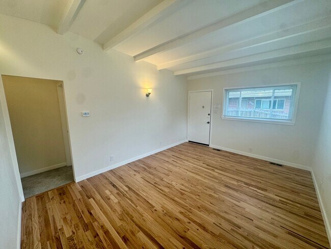 Foto del edificio - 2260 Ames St