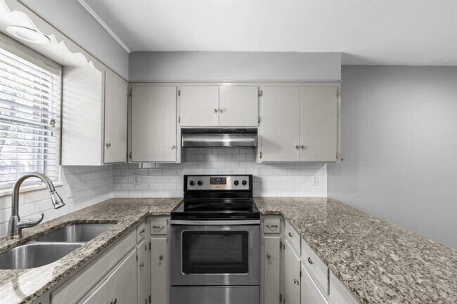 Foto del edificio - 2205 Lanier Dr