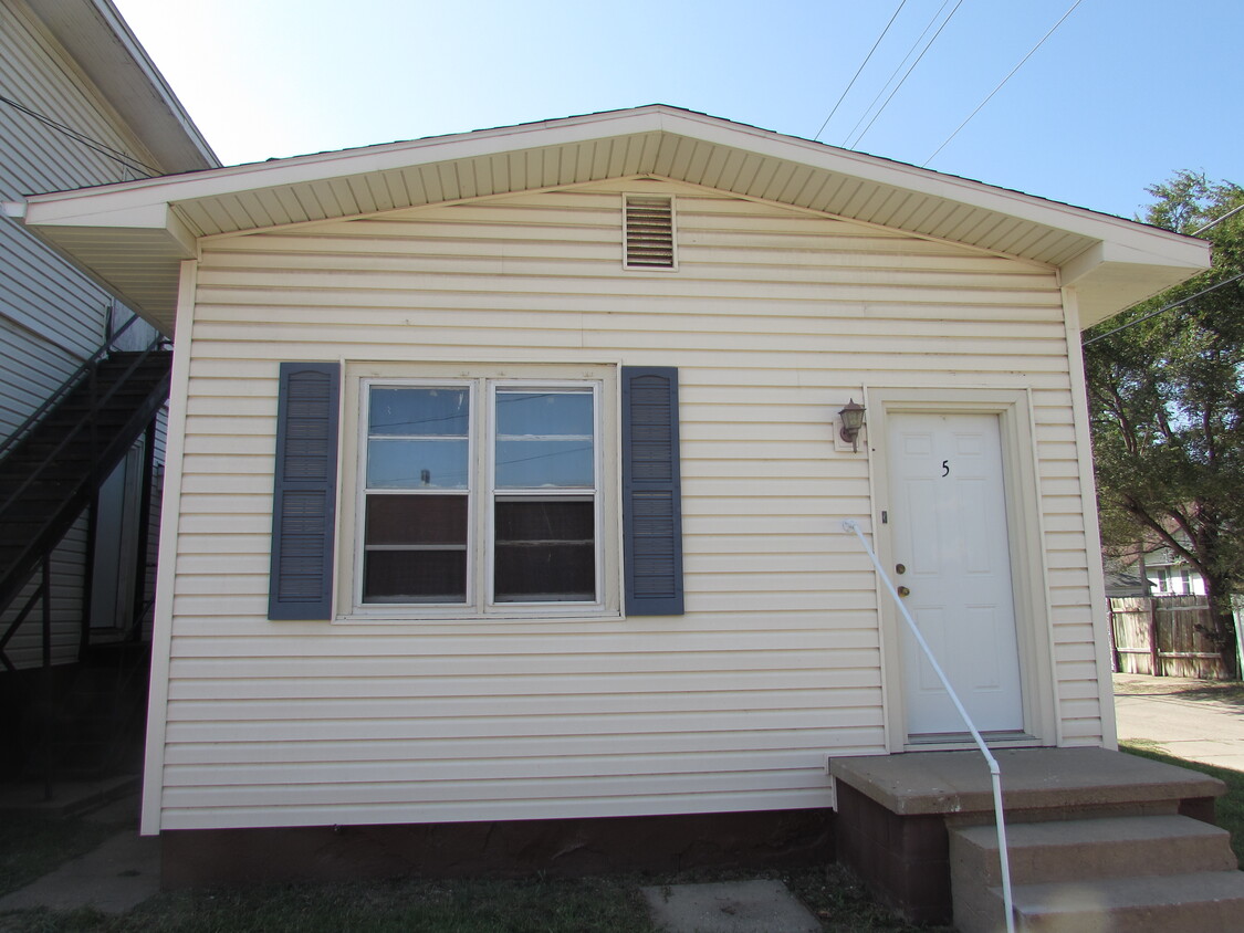 ONE BEDROOM HOUSE, 716 E. 4TH NORTH END " WATER AND TRASH PAID " $475.00 - 718 E 4th Ave