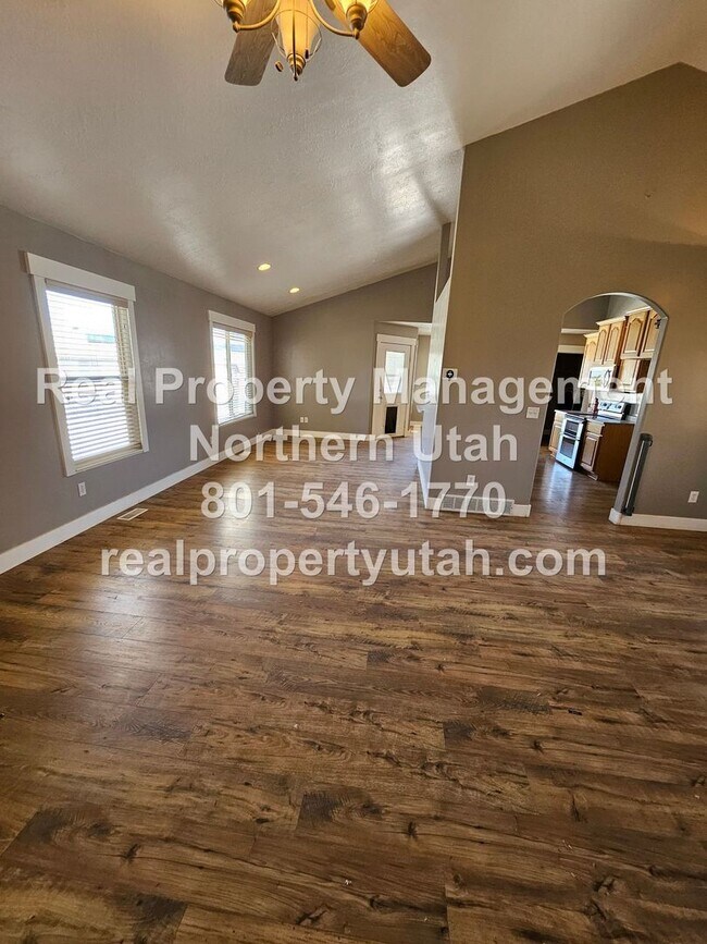 Building Photo - Stunning 7 Bedroom Home in West Point Avai...