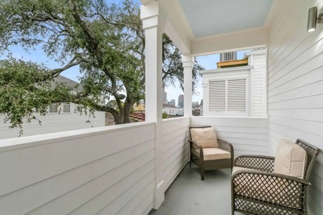 Building Photo - 1719 Terpsichore St