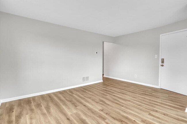 Building Photo - 6237 Laurelton Ave