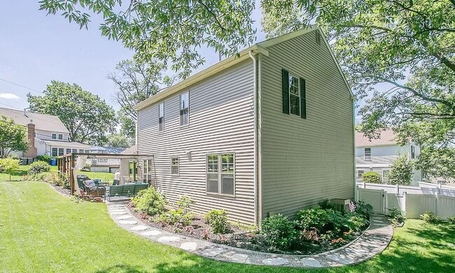 Building Photo - 295 Sugartown Rd