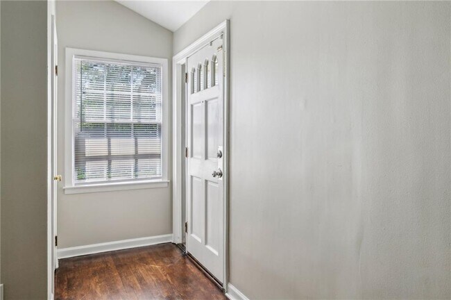 Building Photo - 2762 Dresden Dr