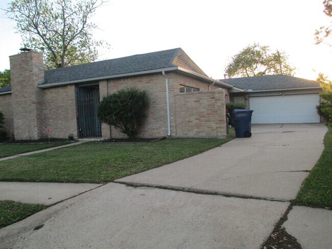 Building Photo - 2906 Mission Valley Dr