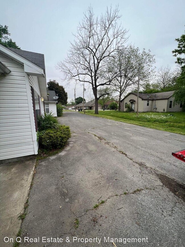 Building Photo - 2 br, 2 bath House - 923 W. Oak Ave #2
