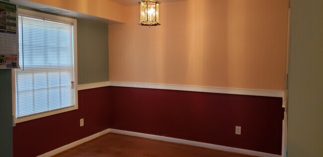 Building Photo - 3931 Lyndhurst Dr