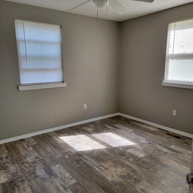 Building Photo - 336 8th Ave S