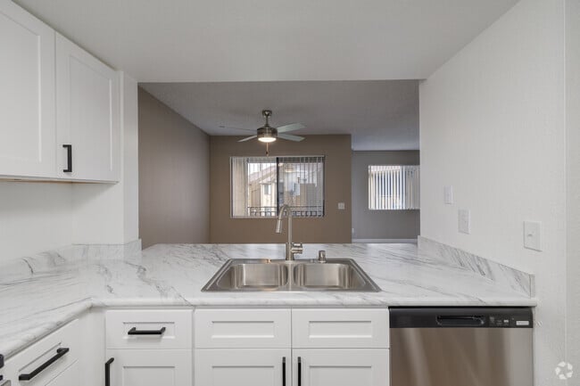 2BR, 2BA - 918SF - Kitchen - Summer Brook