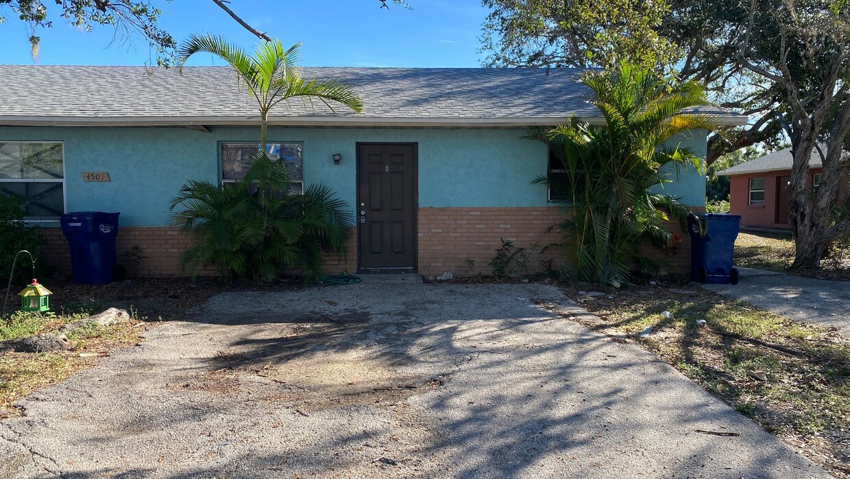 Primary Photo - Freshly Painted 2/2 Duplex with Yard!!