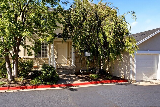 Building Photo - 1878 Eastwood Blvd