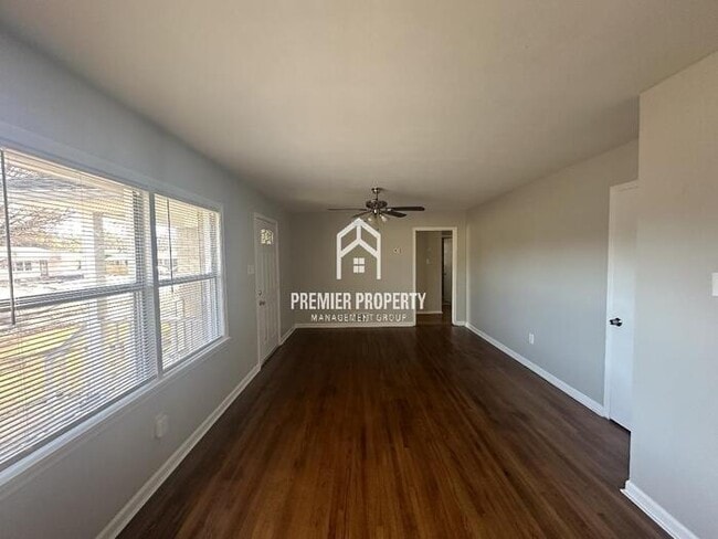 Building Photo - 1831 Danville - HALF OFF FIRST MONTH'S RENT!
