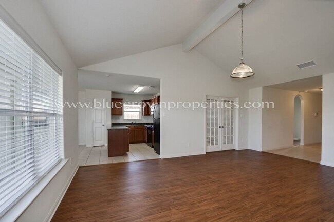 Building Photo - 2221 Meadow Dr