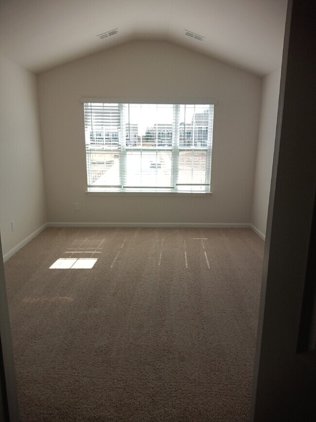 Building Photo - "Charming 3-Bed Townhouse with Granite Accents on Amberview Lane, Kernersville!"
