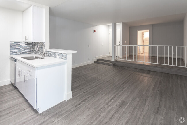 0BR,1BA- 500SF - Kitchen - Marathon Apartments