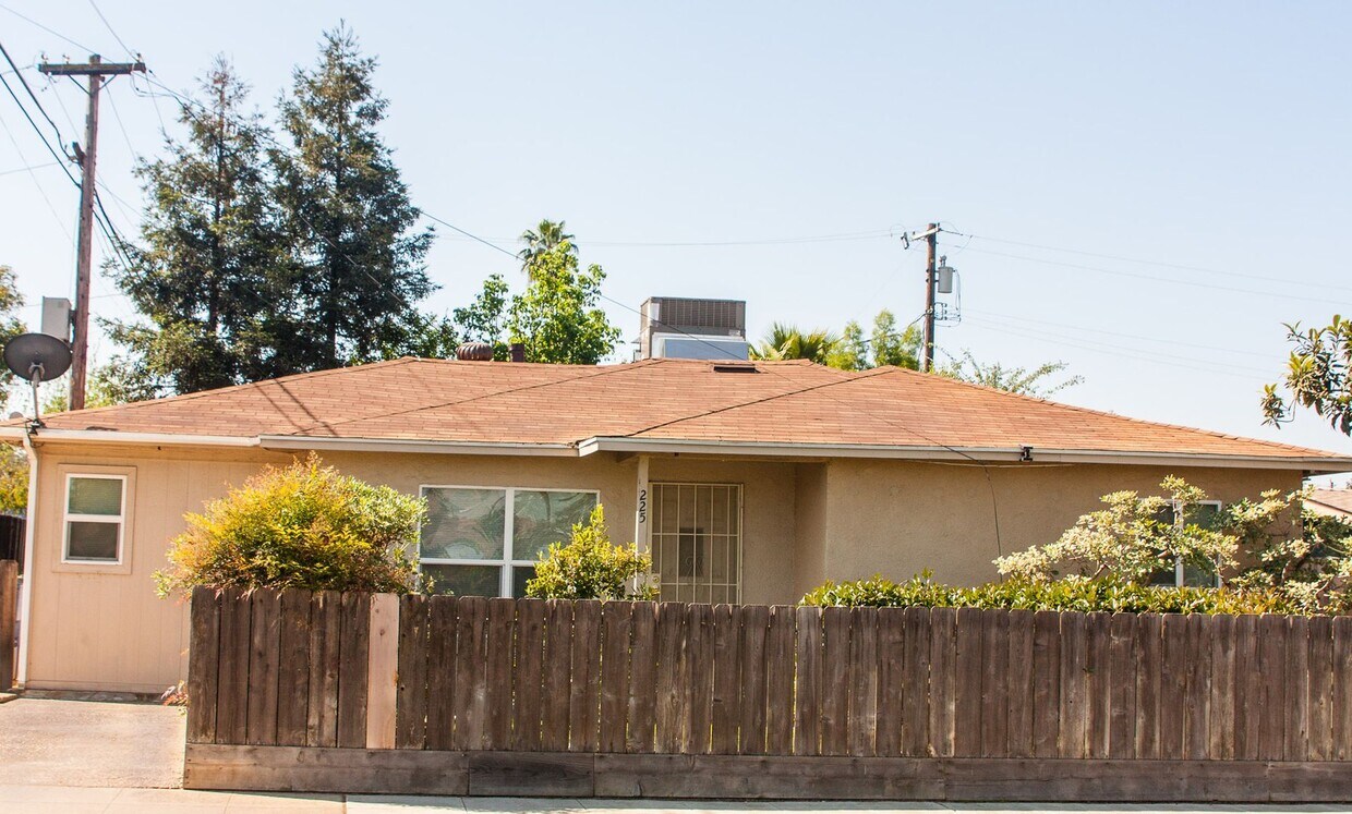 Foto principal - Cute and updated 3 bedroom 1 bathroom home...